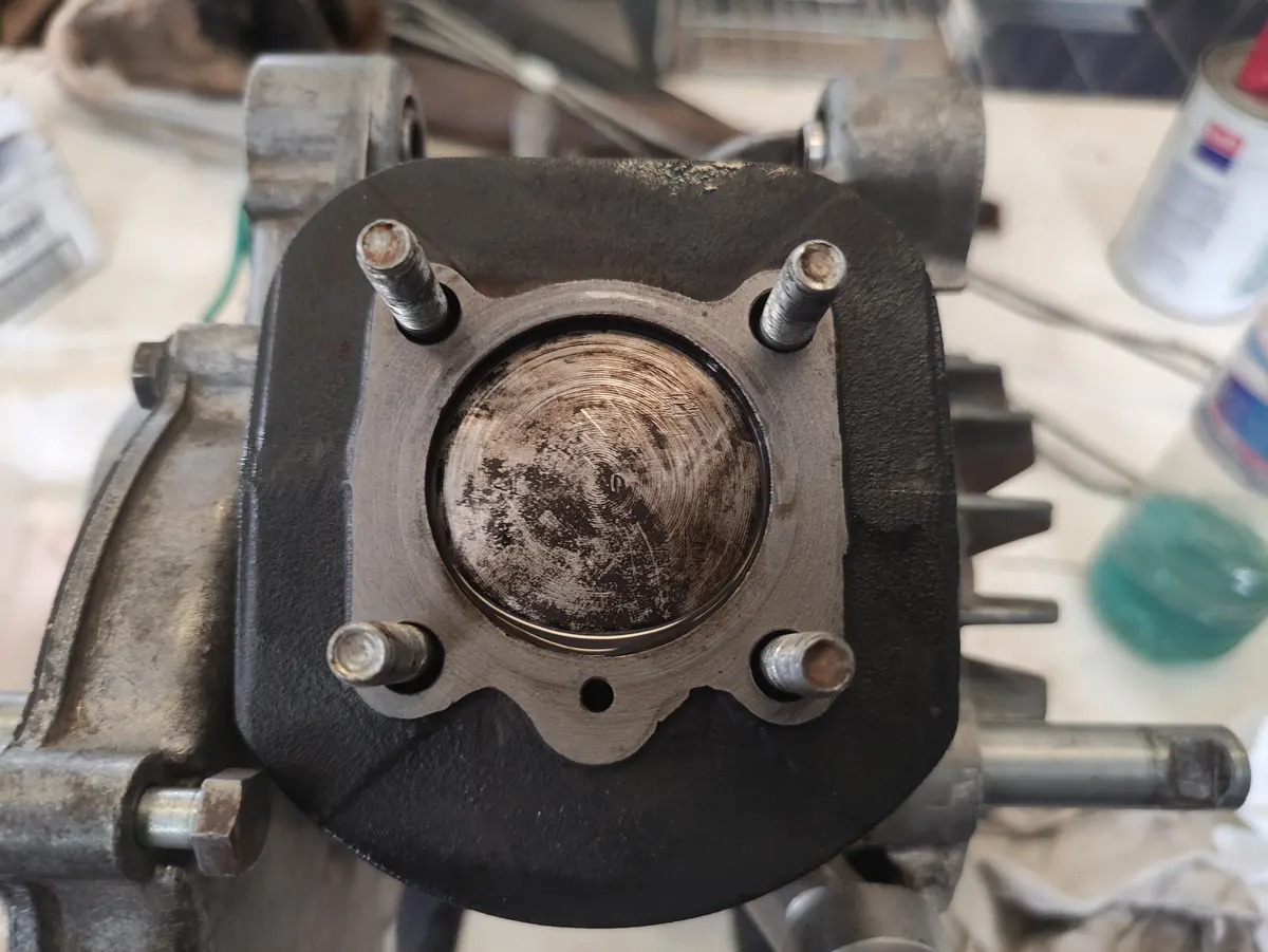 vista superior de un cilindro de vespino con su pistón montado a falta de montar junta y culata