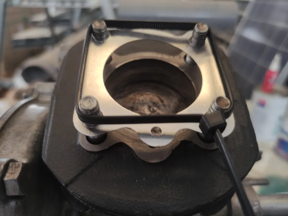 truco del uso de una brida cerrando los espárragos del cilindro de un vespino en el montaje de la junta de aluminio de una culata de vespino