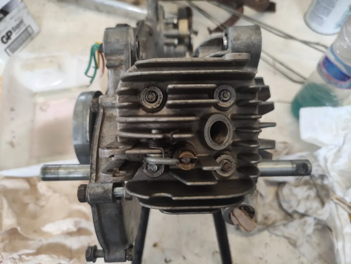 motor de vespino recién restaurado con la culata de Vespino sin las tuercas ni la bujía montada
