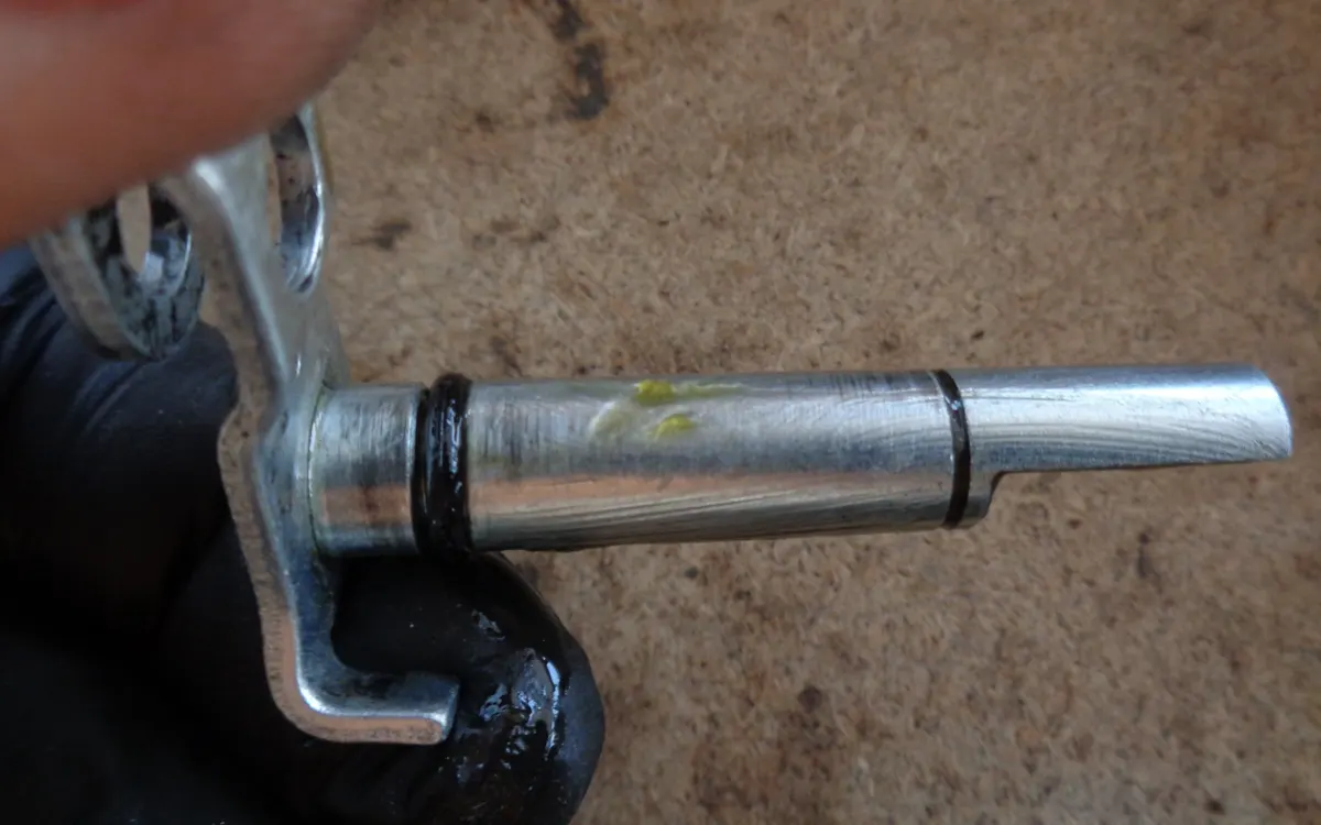 Eje actuador del sistema bici-moto de vespino, con tórica recien cambiada, y eje engrasado para su montaje en la reductora de vespino