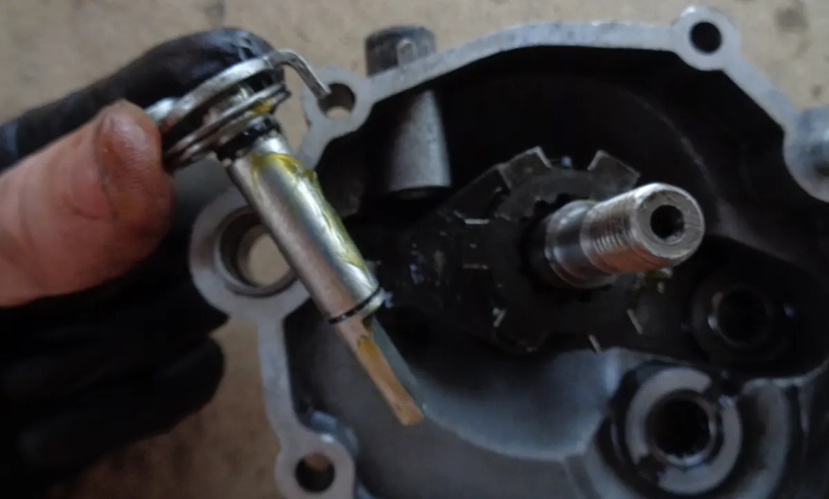 Eje actuador del sistema bici-moto de vespino con carter de reductora detrás, mostrando posición de montaje