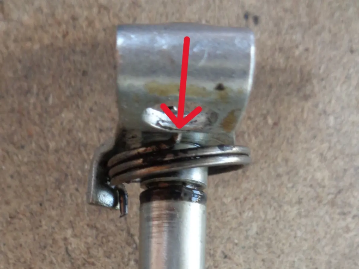 Detalle de la posición del muelle de retorno del sistema bici-moto de vespino