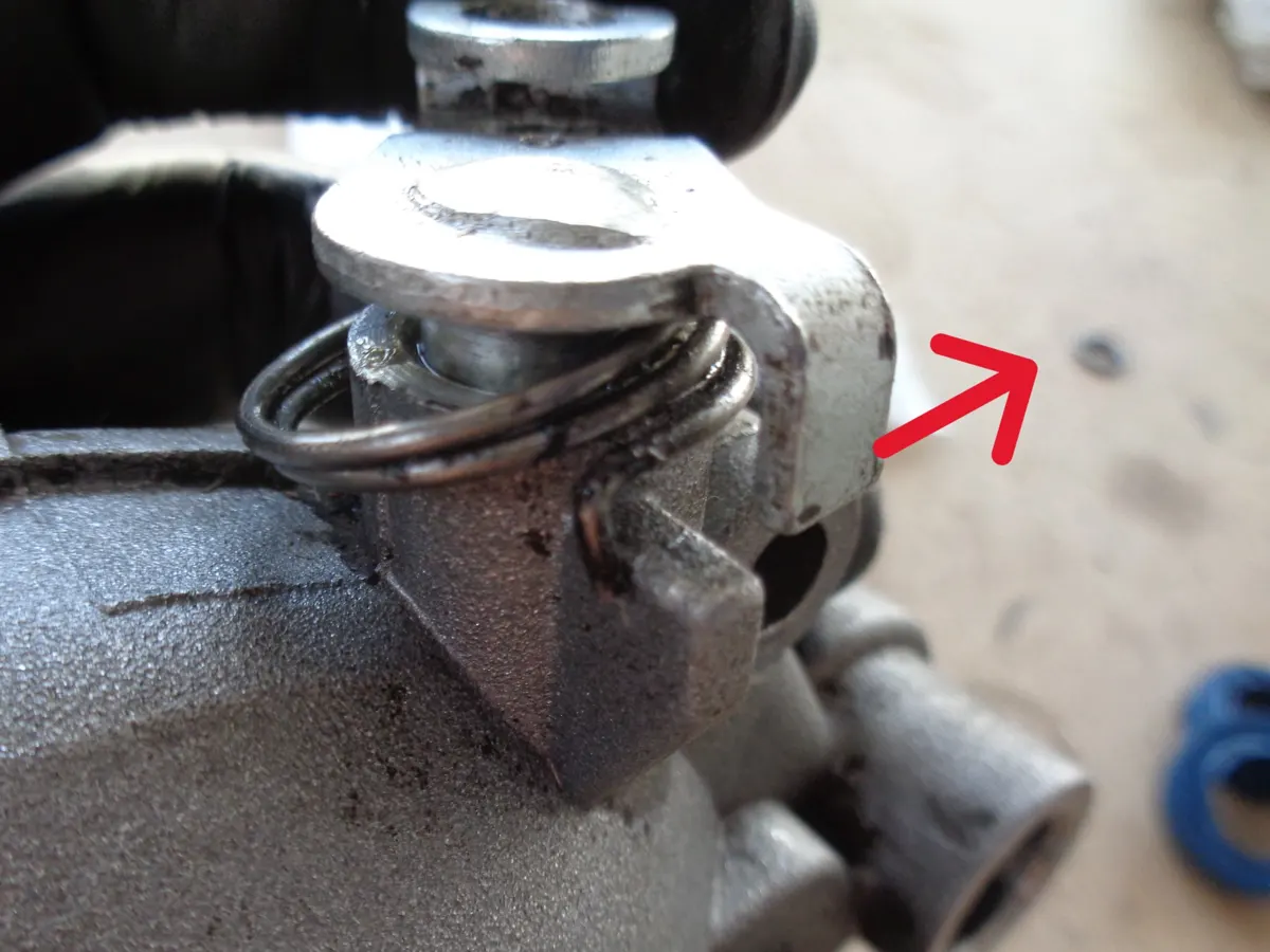 Explicación visual del movimiento de la palanca del eje bici-moto de vespino para montarlo en el carter de la reductora