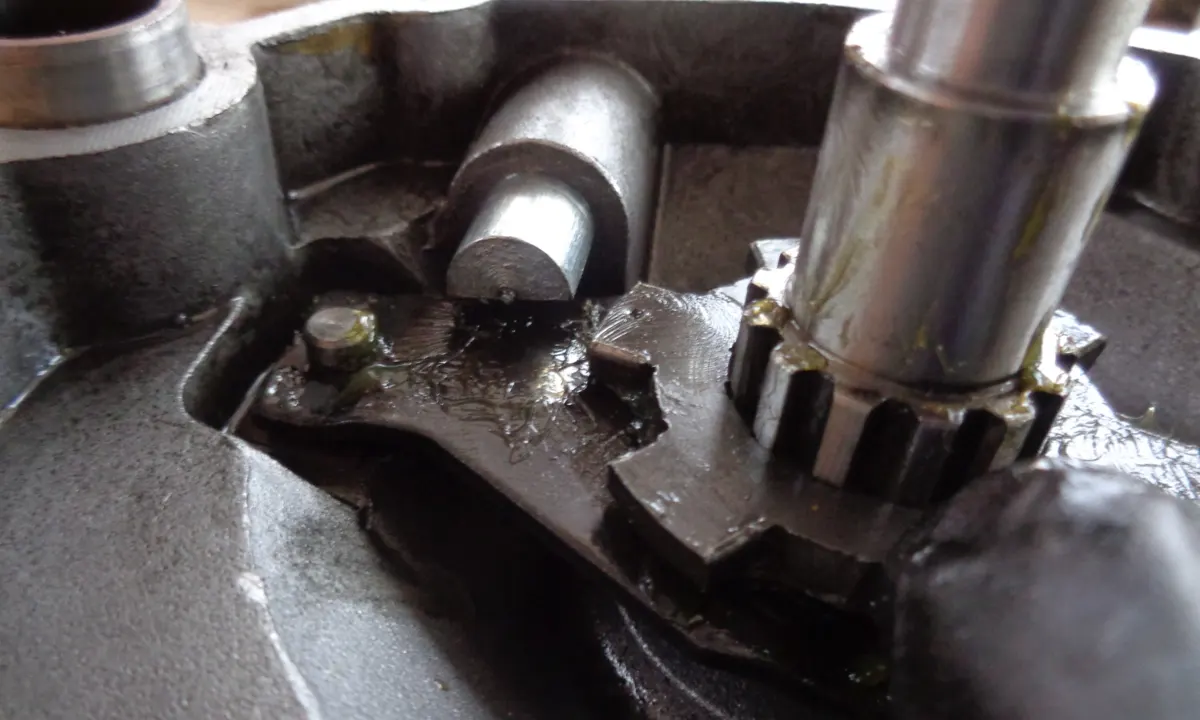 Detalle de la punta del eje actuador del sistema bicimoto de Vespino actuando sobre placa U de la reductora.