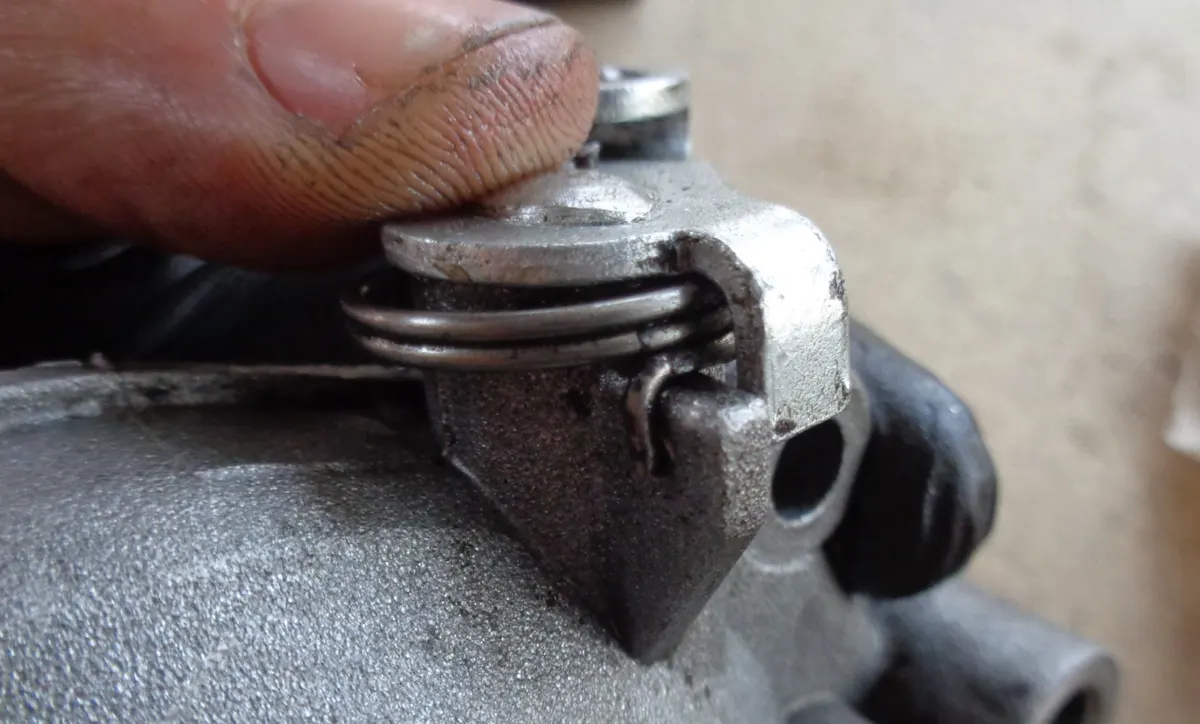 Palanca eje bici-moto de vespino con su muelle recién montado en el carter de la reductora del vespino