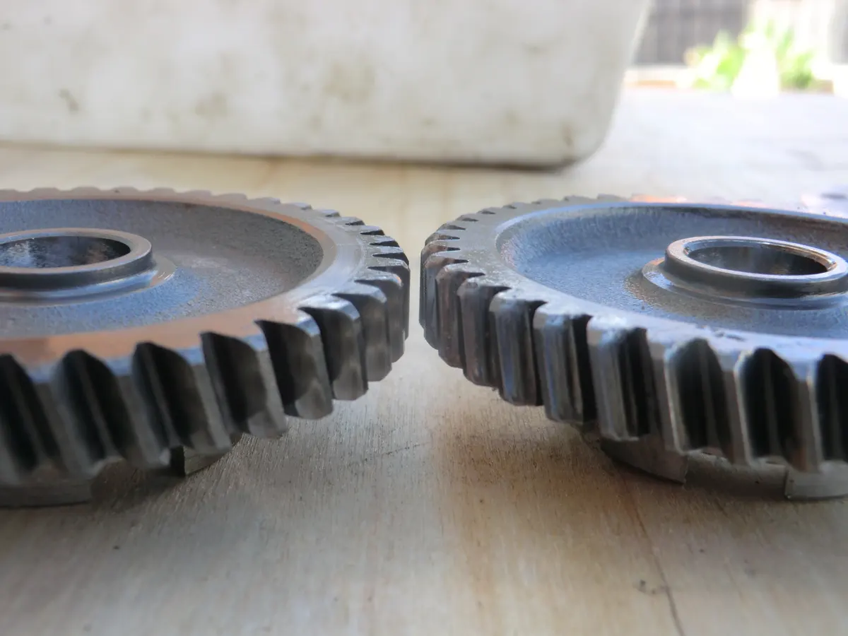 Comparativa de desgaste entre dos piñones de la reductora de un vespino, el de la izquierda sin desgaste y el de la derecha con desgaste