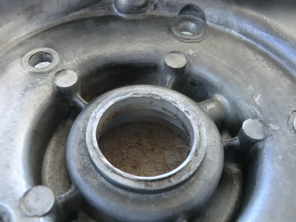 Alojamiento de retén de cigueñal de vespino con marcas de golpes