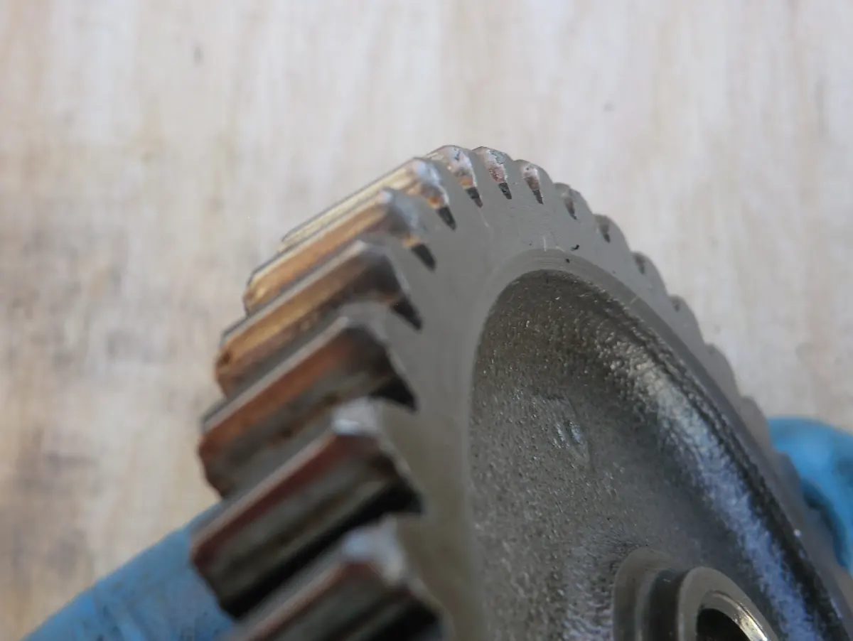 Detalle del desgaste en los dientes del engranaje de la corredera de una reductora de Vespino