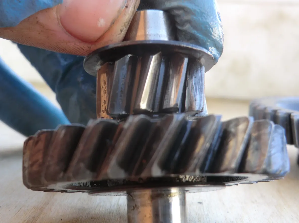 Desgaste de los dientes del engranaje del piñón doble de la reductora de un vespino son marcas claras de desgaste