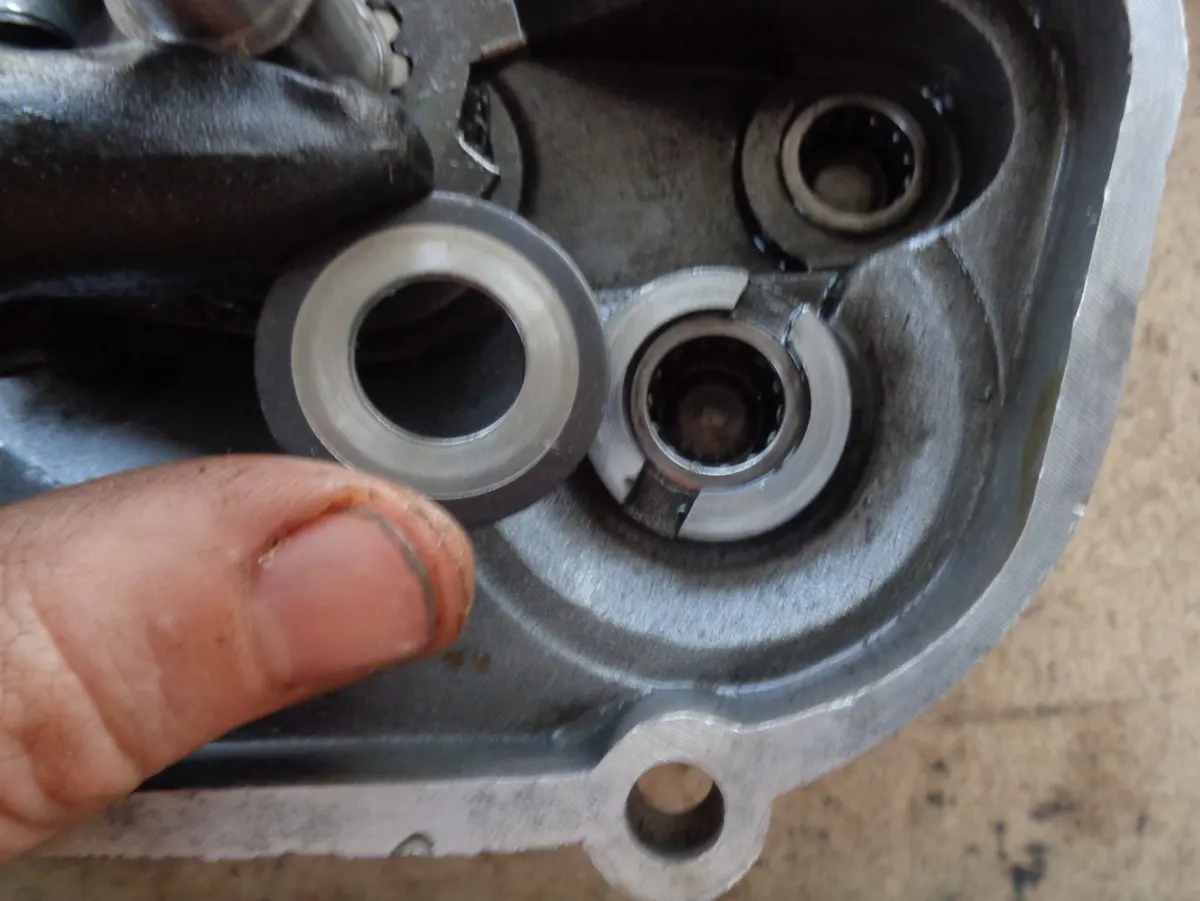 Una de las dos arandelas de reglaje del engranaje doble de la reductora de un vespino, mostrando su posición de montaje en el carter de la reductora