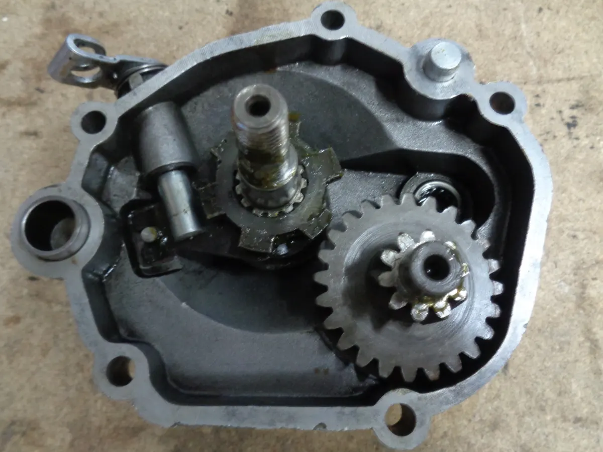 Detalle del montaje de la reductora de un vespino en el que se acaba de montar el engranaje doble tras la arandela separadora, en el proceso de montaje d ela reductora de Vespino