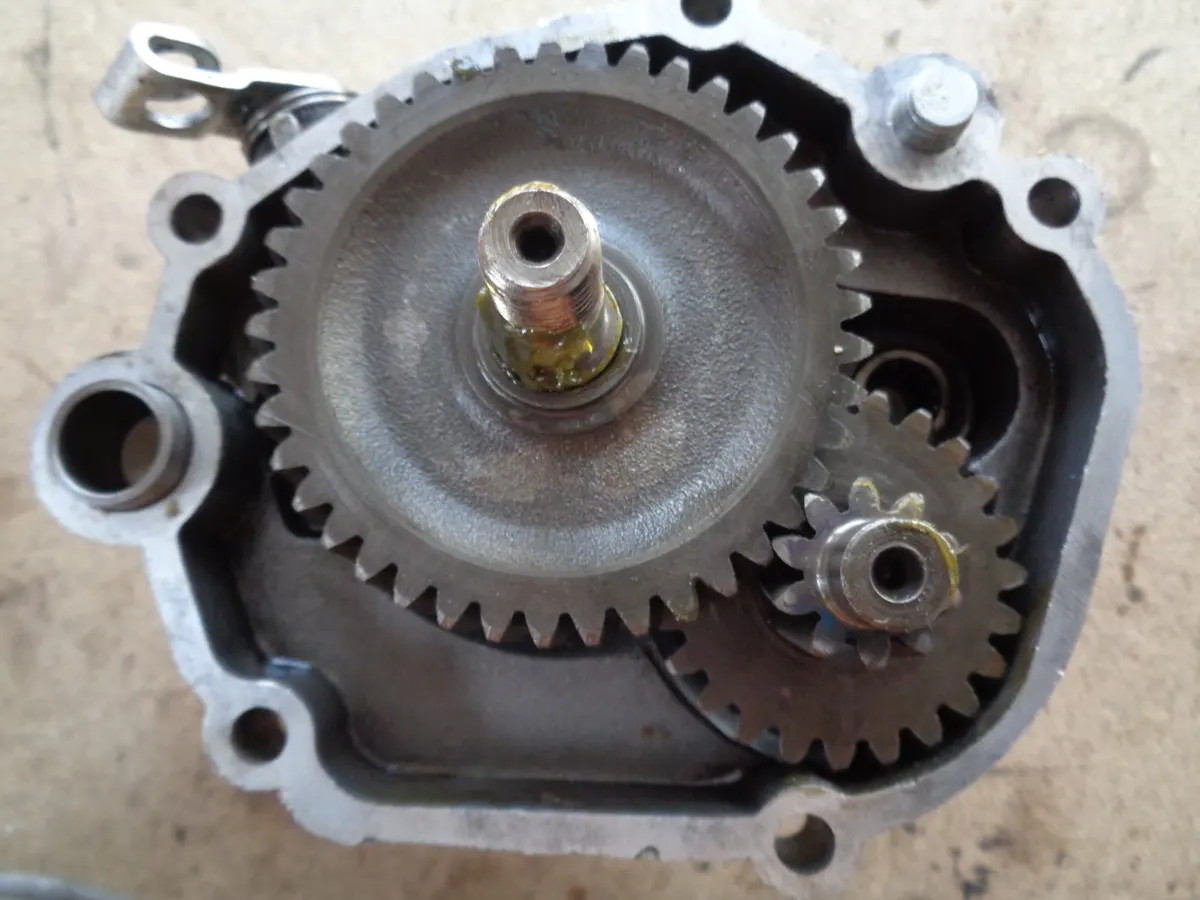 Carter corto de la reductora del Vespino con los engranajes montados, a falta de colocar la arandela de reglaje del doble eje y la junta de papel para poder terminar de montarse