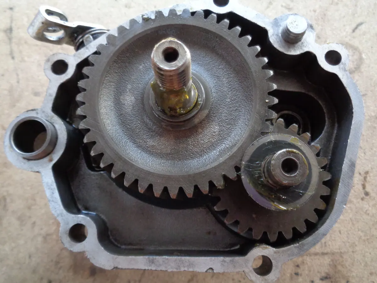 Carter corto de la reductora del Vespino con los engranajes montados, a espensas de ser cerrado