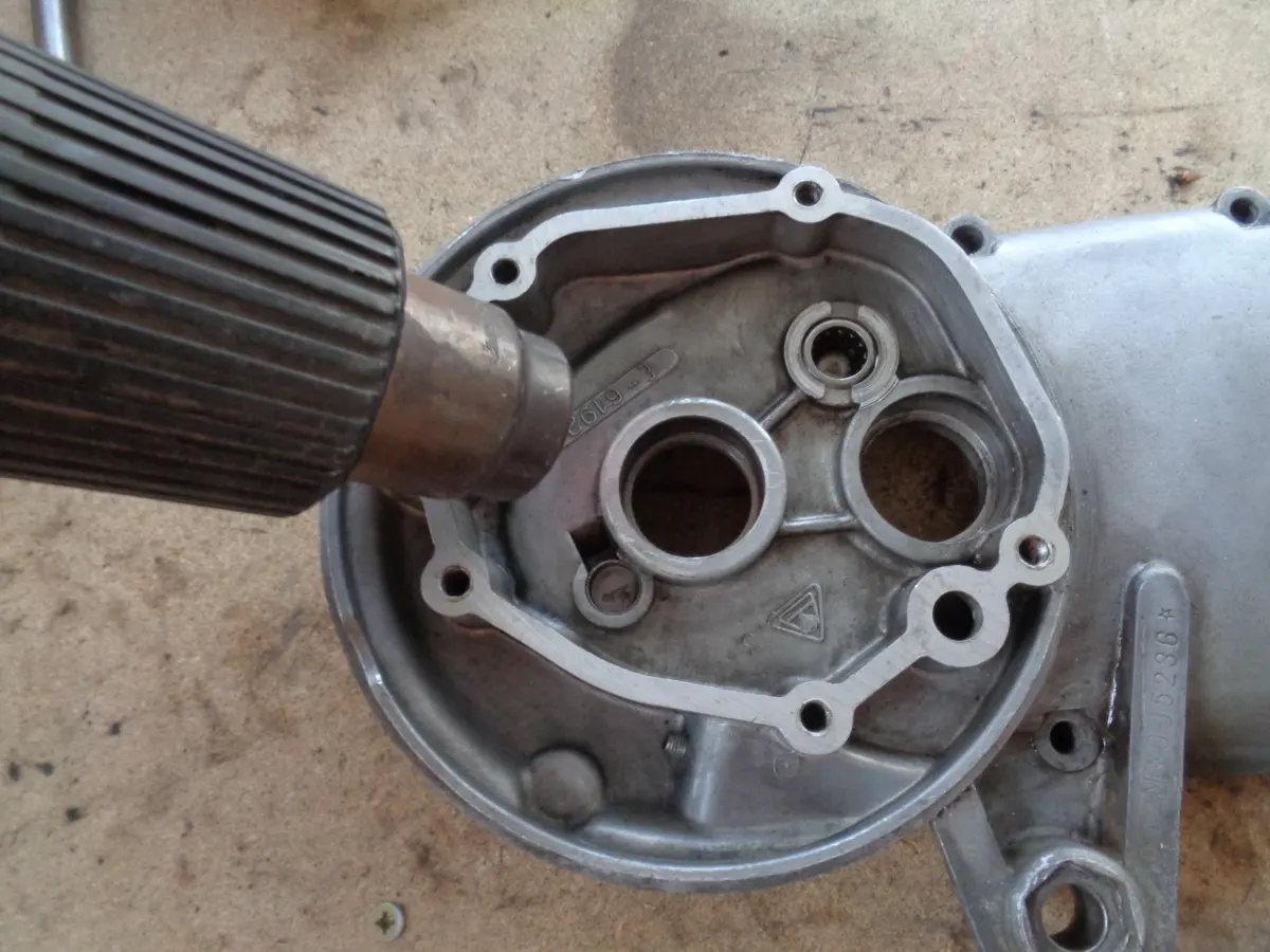 Pistola de calor calentando el alojamiento de los rodamientos de la reductora de un vespino para proceder al montaje de los rodamientos 