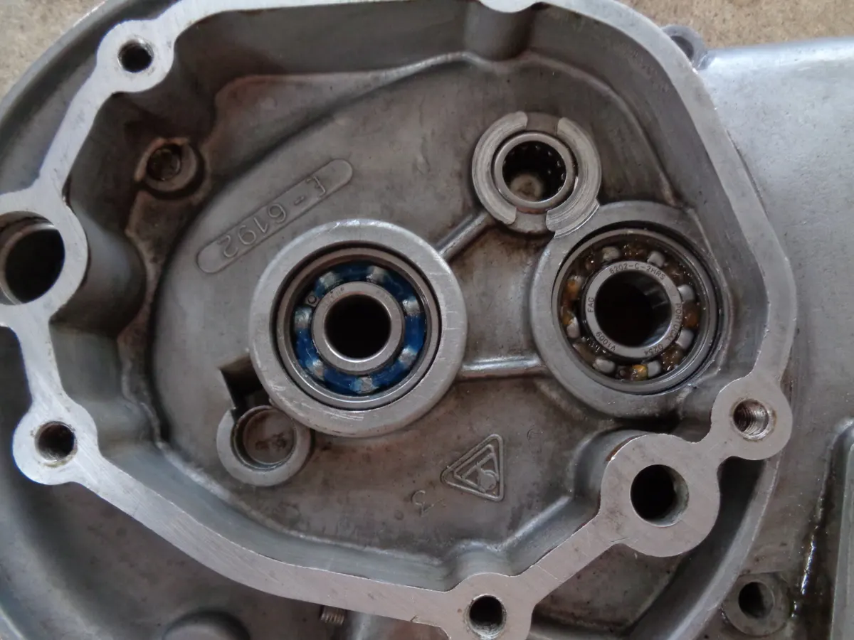 Rodamientos de la reductora de un vespino recién montados