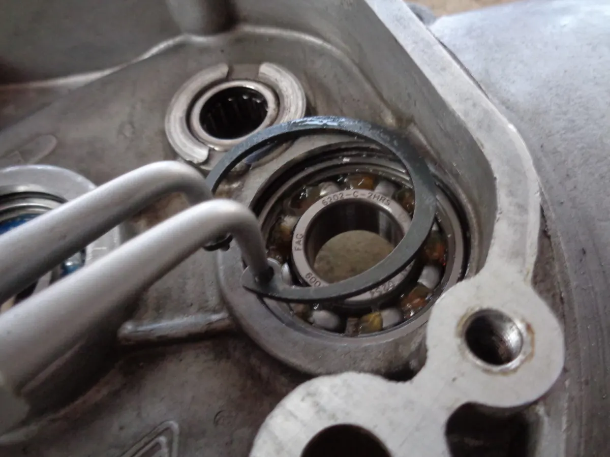 Freno Seeger siendo montado en el alojamiento de la reductora de un vespino para evitar que el rodamiento del eje portapolea se mueva de su poscición