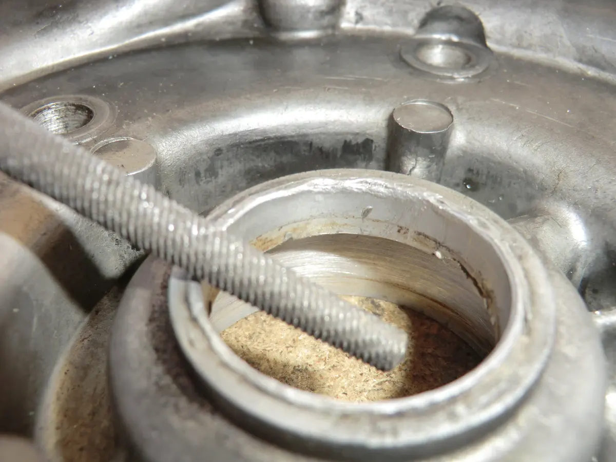 Eliminación de marcas en el alojamiento de retén de cigueñal de vespino con una lima redonda