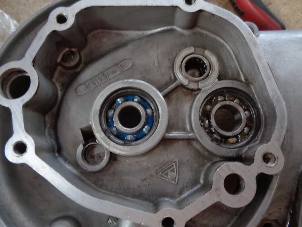 Rodamientos de la reductora de un vespino SC correctamente montados en el proceso de restauración de un vespino