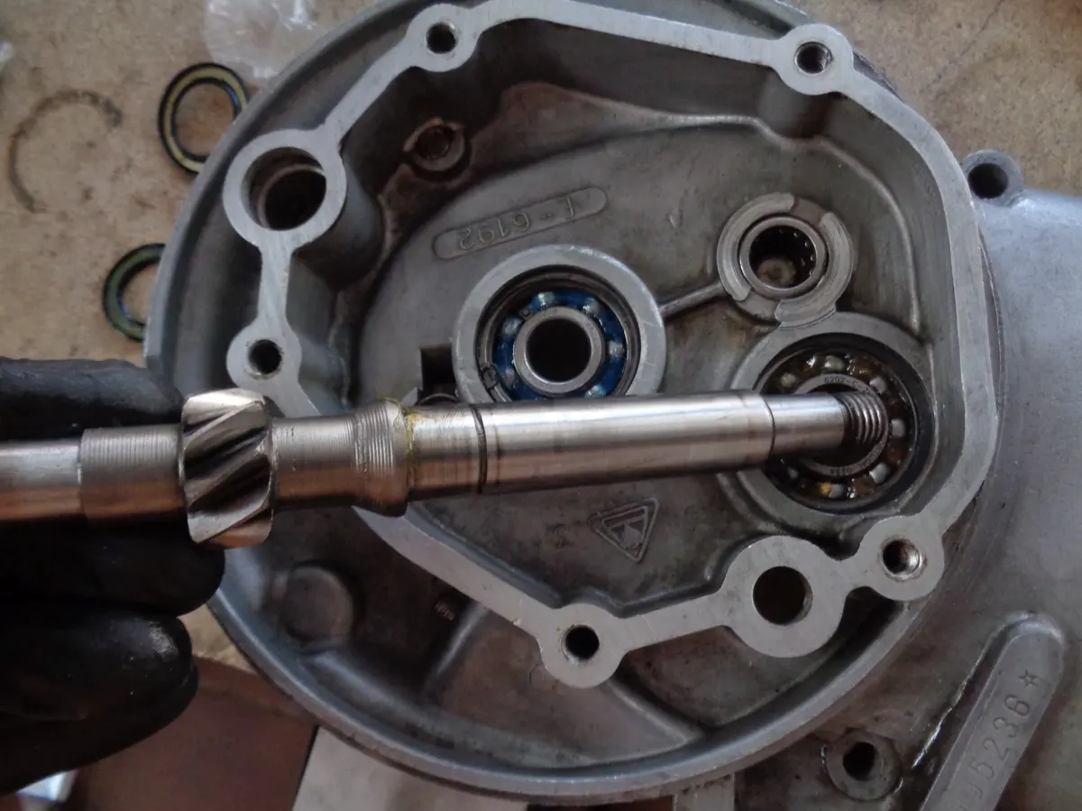 Detalle de la ubicación del eje portapolea de la reductora de vespino previo a su montaje