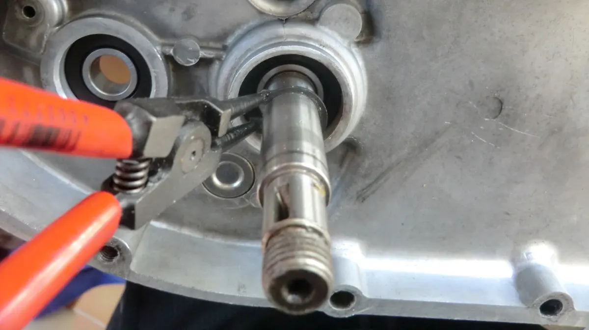 Montaje de Circlip en el eje portapolea de la reductora de un vespino con unos alicates especiales