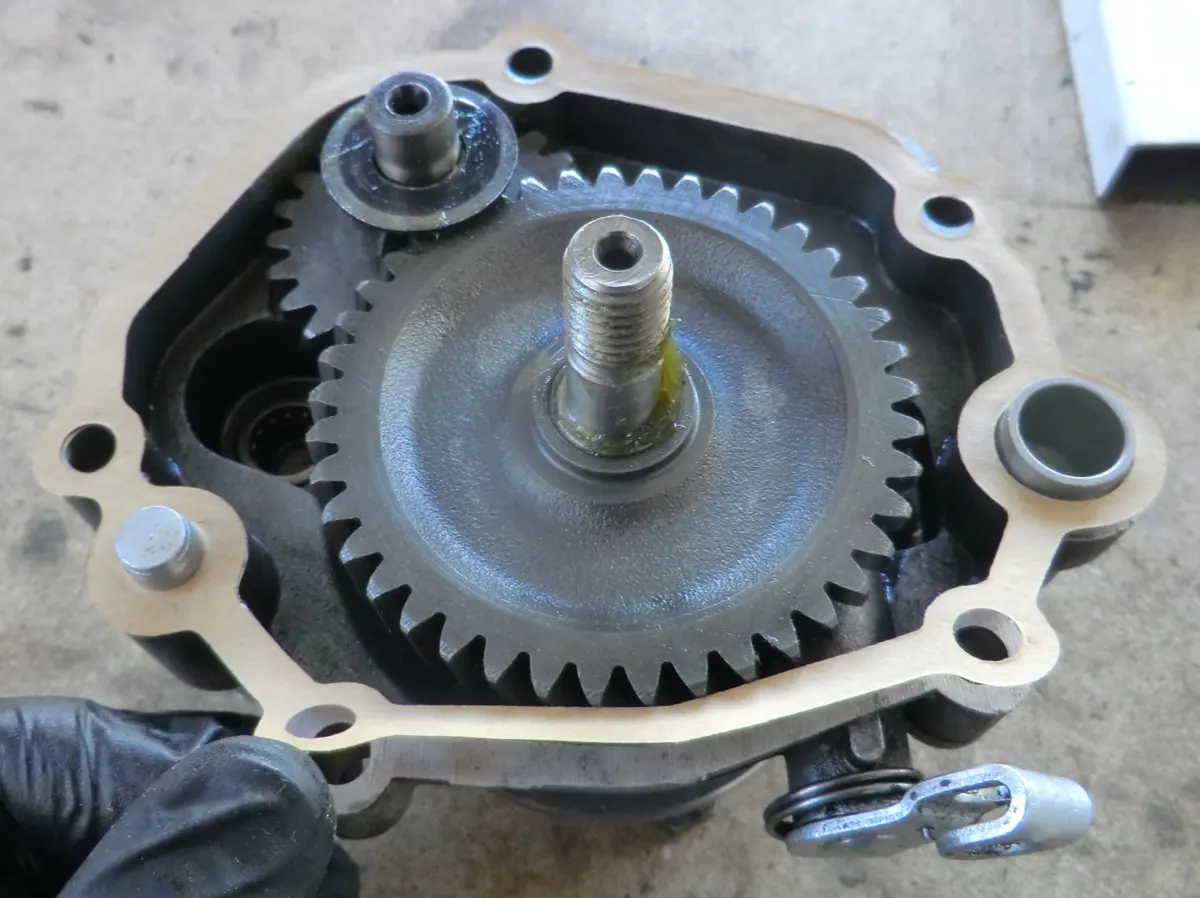 Junta de reductora de vespino montada en el carter previo a su montaje