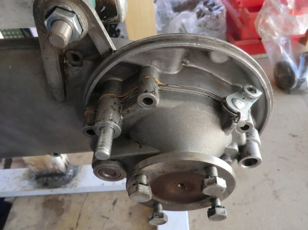 Reductora de vespino recién cerrados los carteres previo a montar los 5 tornillos que lo cierran, en el proceso de montar un motor de vespino