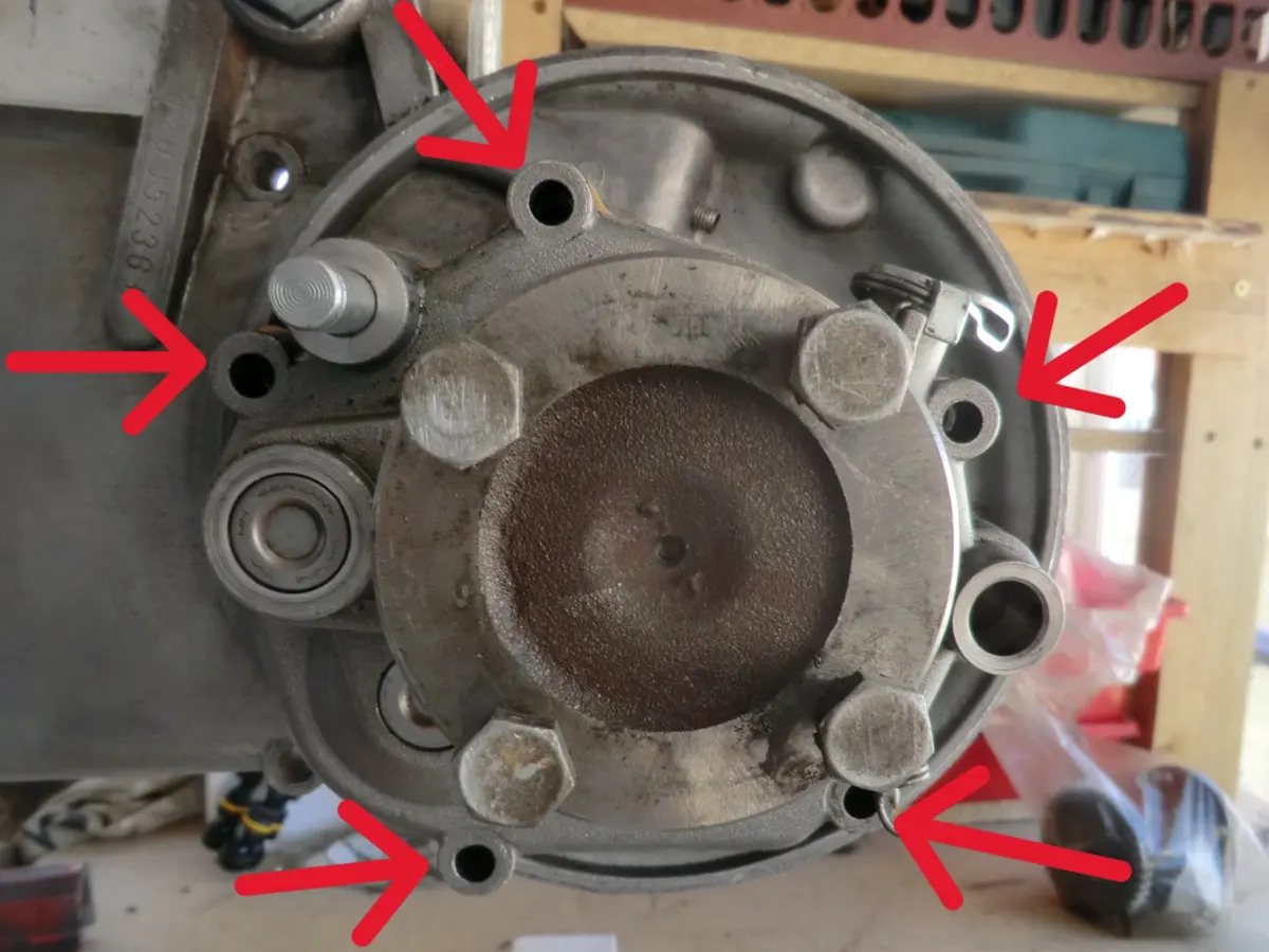 Detalle de la ubicación de los 5 tornillos que cierran la reductora del motor de un vespino