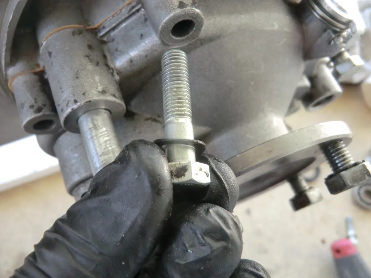 detalle de la posición y tipo de arandela que se usa en el montaje de la reductora de un vespino