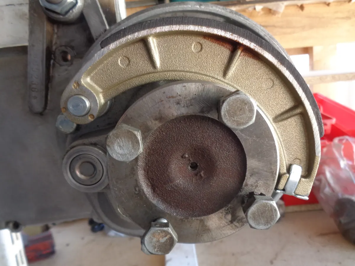 Zapata de freno trasero de Vespino montada en su eje a falta de montar el eje espansor 