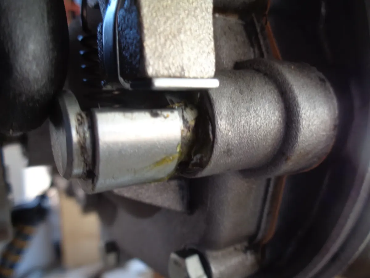 detalle de la introducción del eje expansor de freno trasero de un vespino