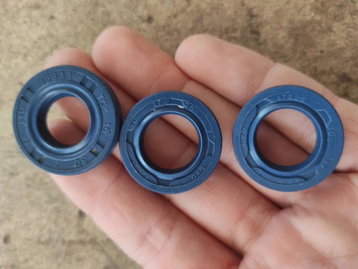 muestra de 3 retenes nuevos de un motor de Vespino SC