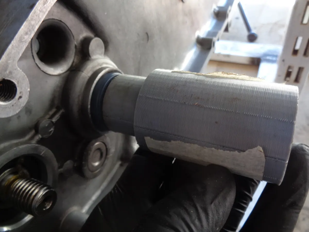 uso de util para montar retenes de vespino, montando retén del eje portapolea de la reductora de vespino