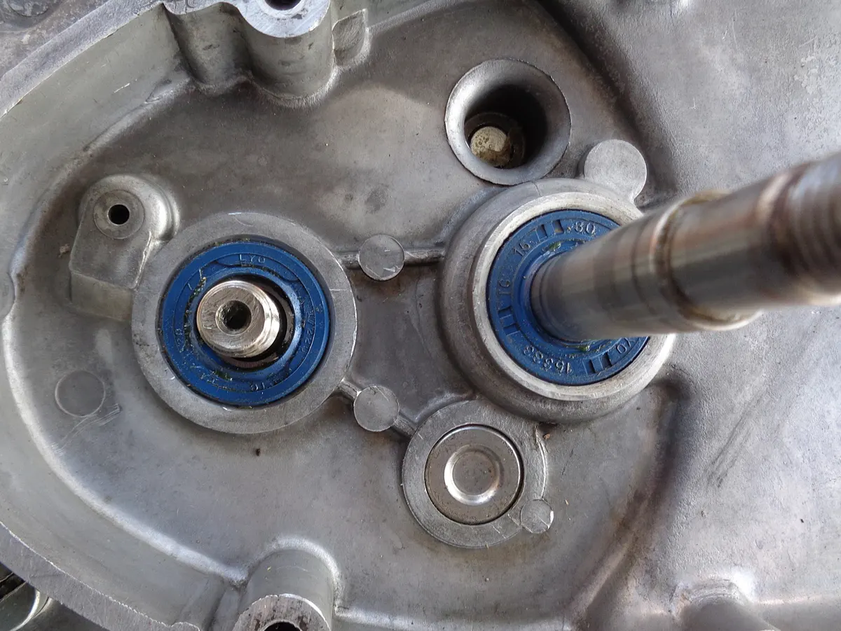 Retenes de eje piñón bici y eje portapolea montados en sus alojamientos en el proceso de montar un motor de Vespino