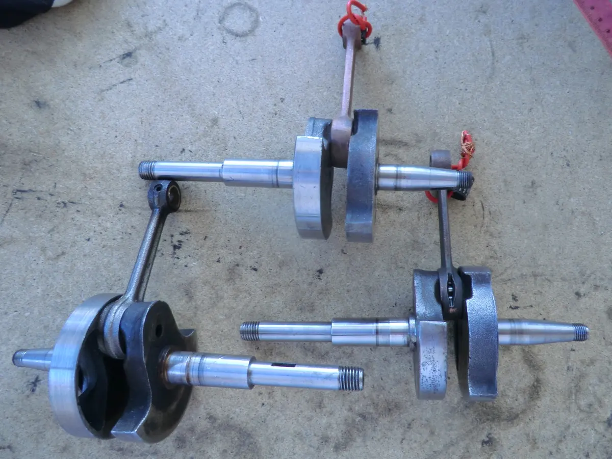 Conjunto de 3 cigüeñales  de Vespino reparados sobre una mesa