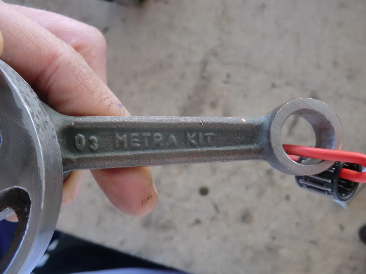 Biela reforzada Metra Kit de Vespino montada en su cigüeñal 