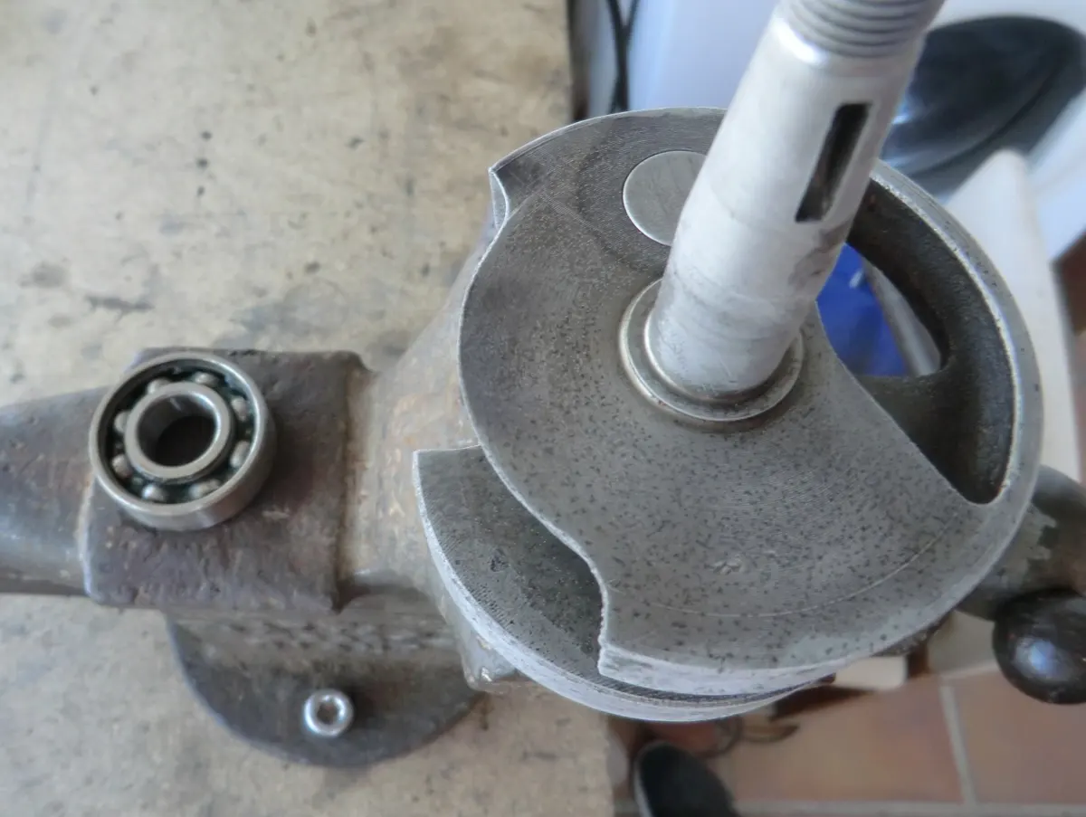 Cigueñal de Vespino congelado, fijado en un torno con una muñequilla hacia arriba listo para montar un rodamiento