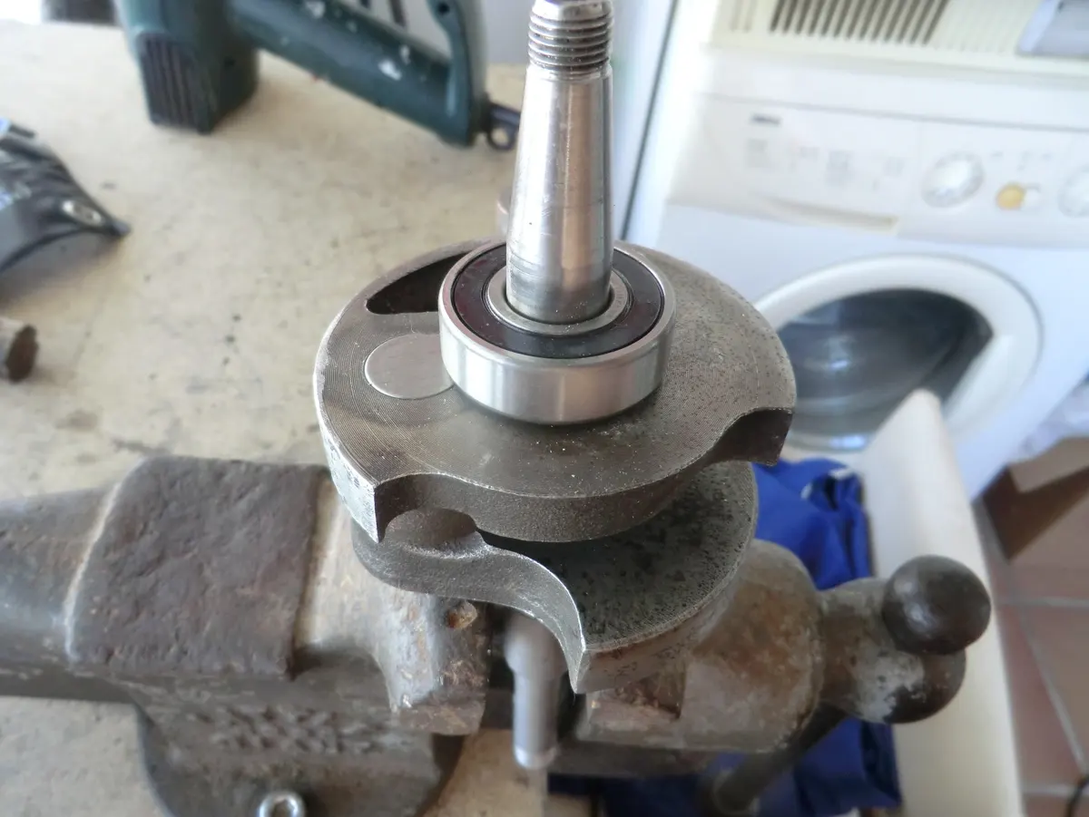 Cigüeñal de vespino sujeto a un torno vesticalmente, con rodamiento montado en la muñequilla