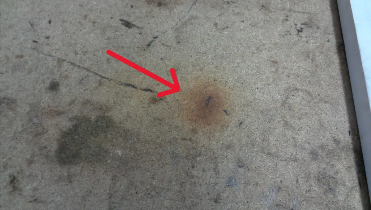 Superficie de una mesa de madera con marcas de haberse calentado la superficie y haber podido arder