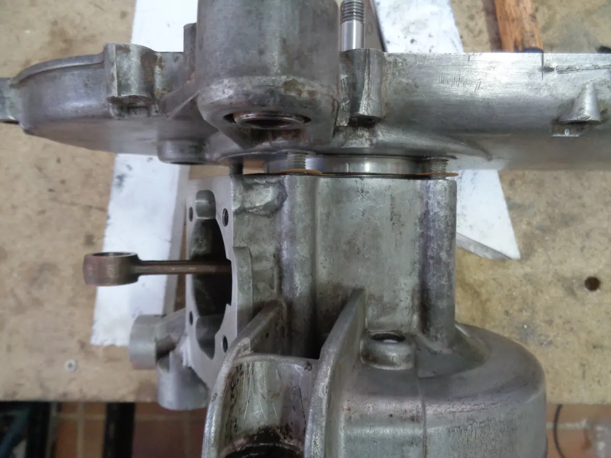 proceso de unión de ambos cárteres de Vespino en el proceso de montaje de un motor, 