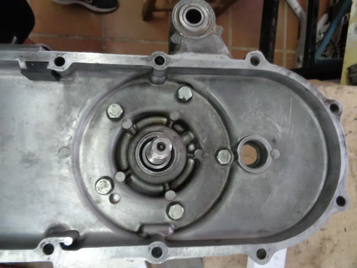 Detalle de la punta del cigüeñal de vespino a través del carter largo, con los tornillos que cierran el carter recién montados