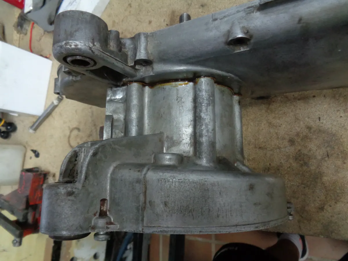 Detalle de sellador de juntas de motor entre ambos lados del carter de vespino antes de cerrarse