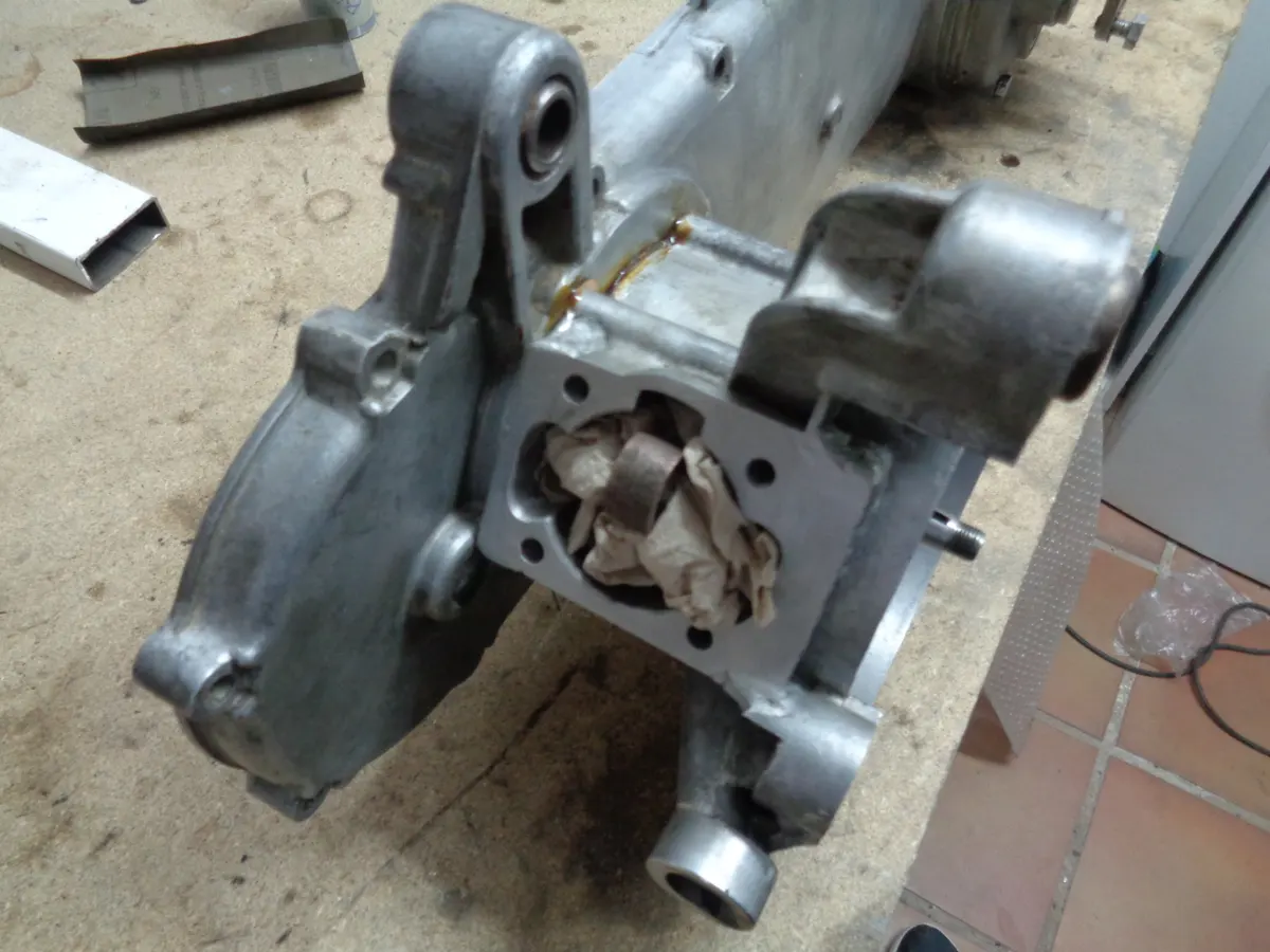 Cigueñal de vespino montado en el motor de Vespino con un trapo rodeando la biela para que no se golpee ni entre nada al interior