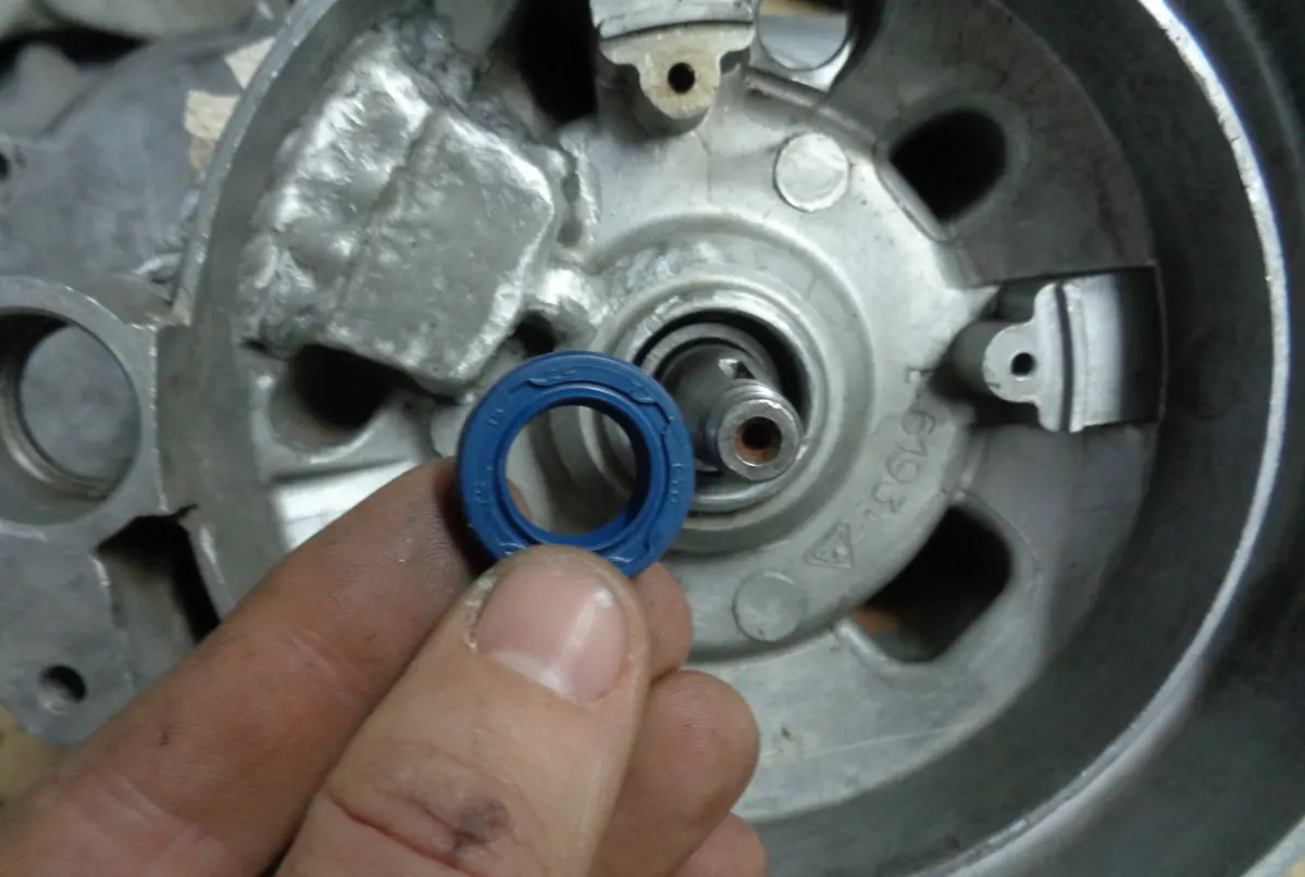 Retén de carter corto del Vespino junto a punta de cigüeñal para ser montado en su alojamiento