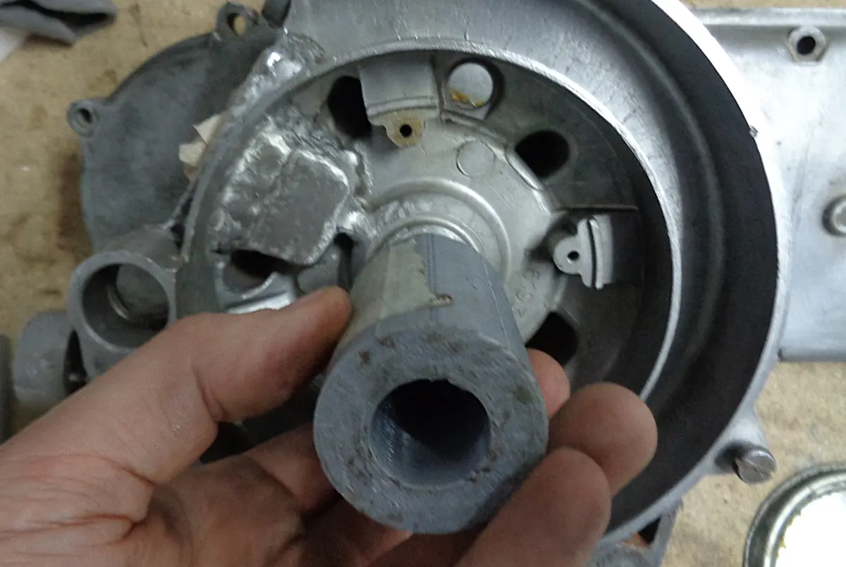 Uso de util para montar retenes de vespino en el cigüeñal