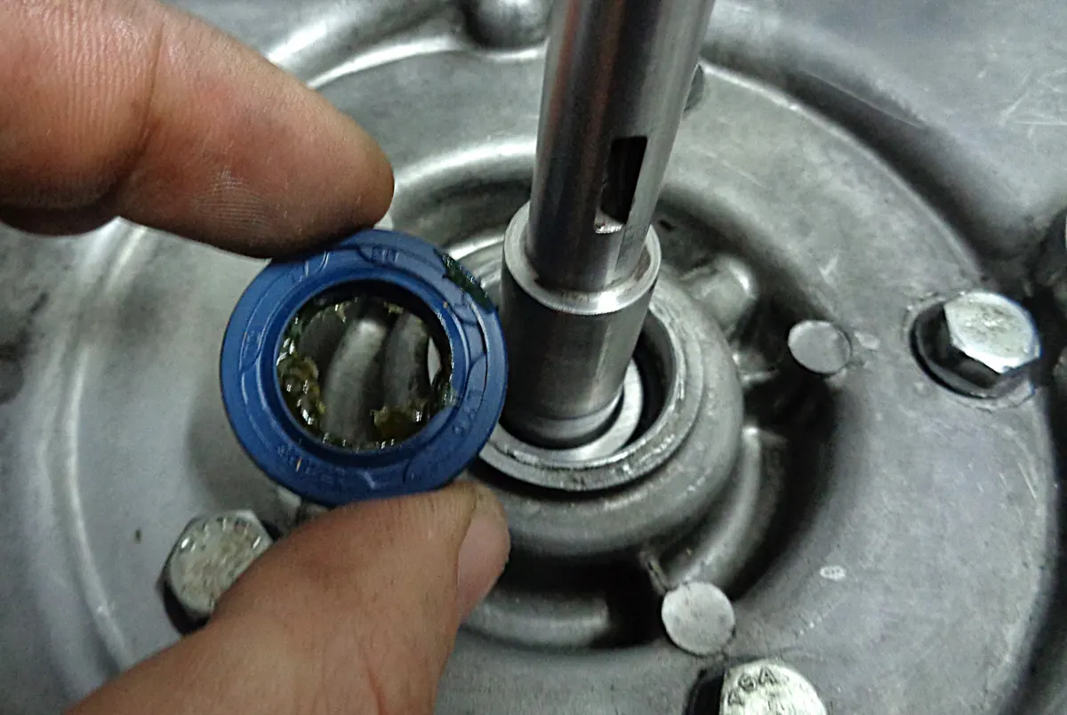 Retén de semicarter largo del Vespino junto a punta de cigüeñal para ser montado en su alojamiento