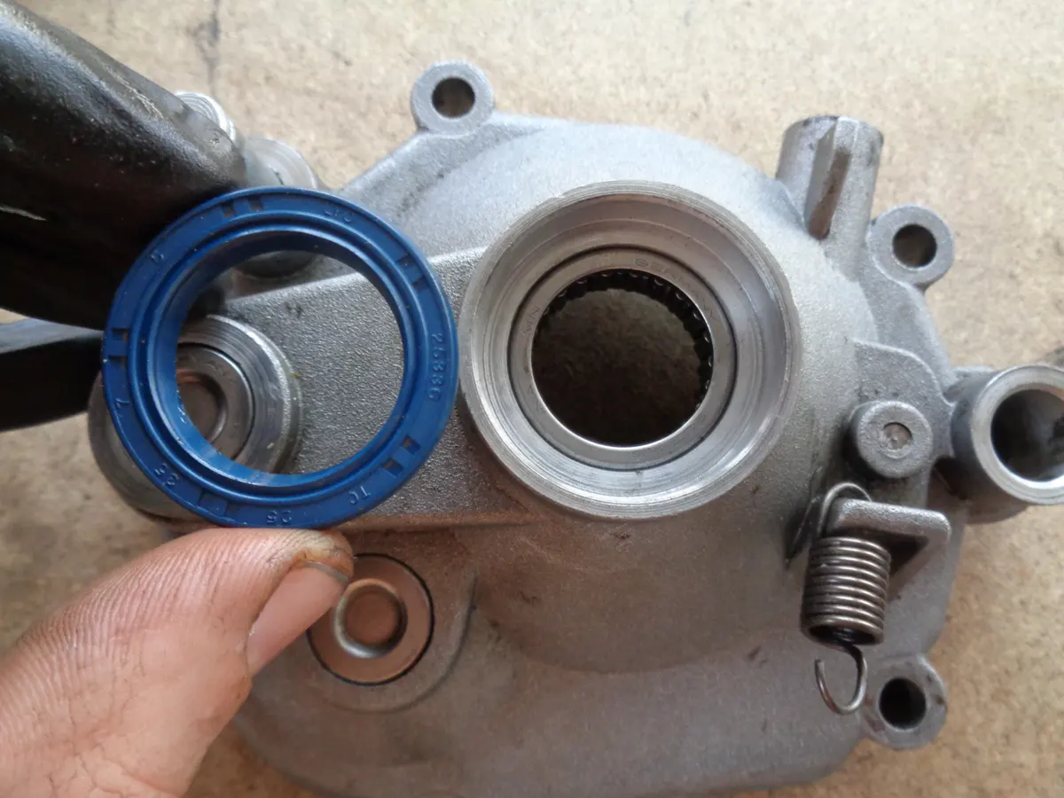 Detalle del montaje del retén del retén de la tapa de la reductora de Vespino, mostrando el retén que corresponde