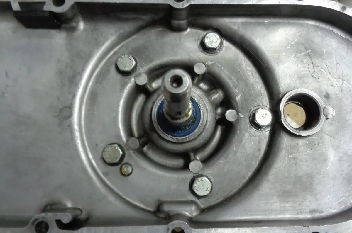 Retén de semicarter largo del Vespino montado en su alojamiento