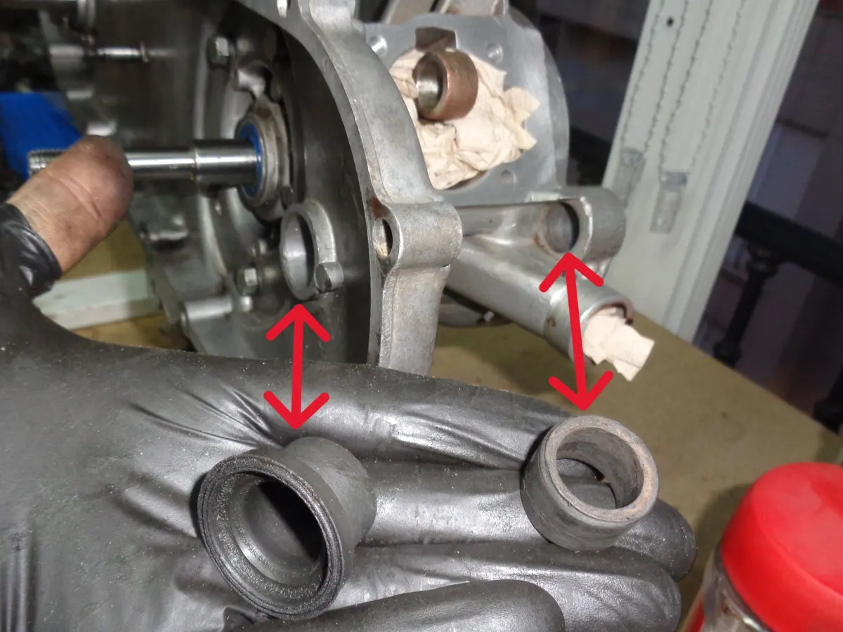 Ilustración con flechas de la posición a montar de los casquillos del eje del pedalier de un vespino en el carter 