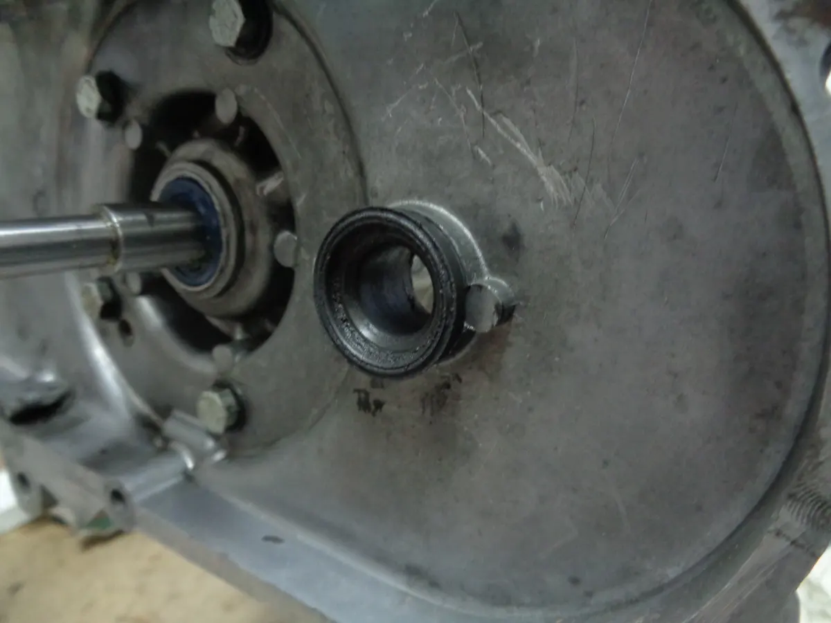 Casquillo de eje de pedalier de vespino en su posición en el carter largo