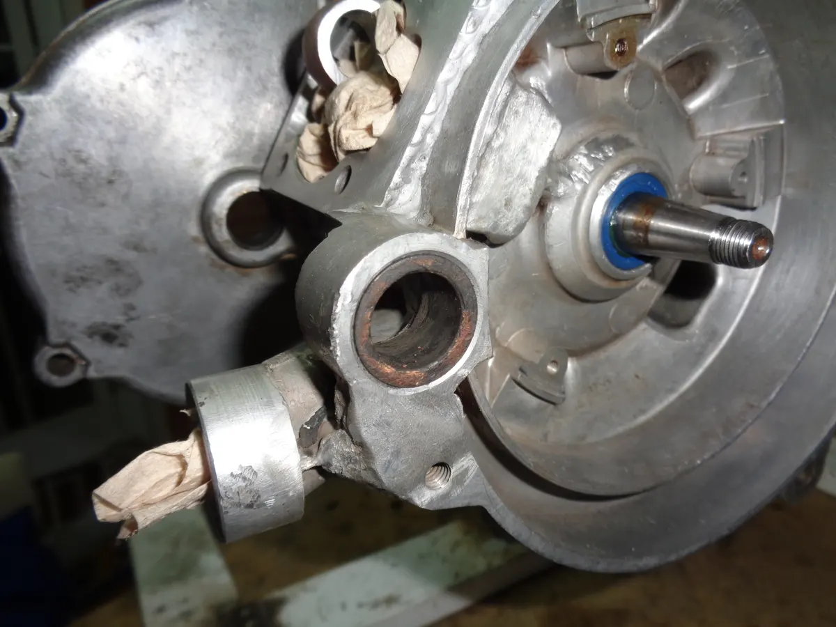 Casquillo de eje de pedalier de vespino en su posición en el carter corto